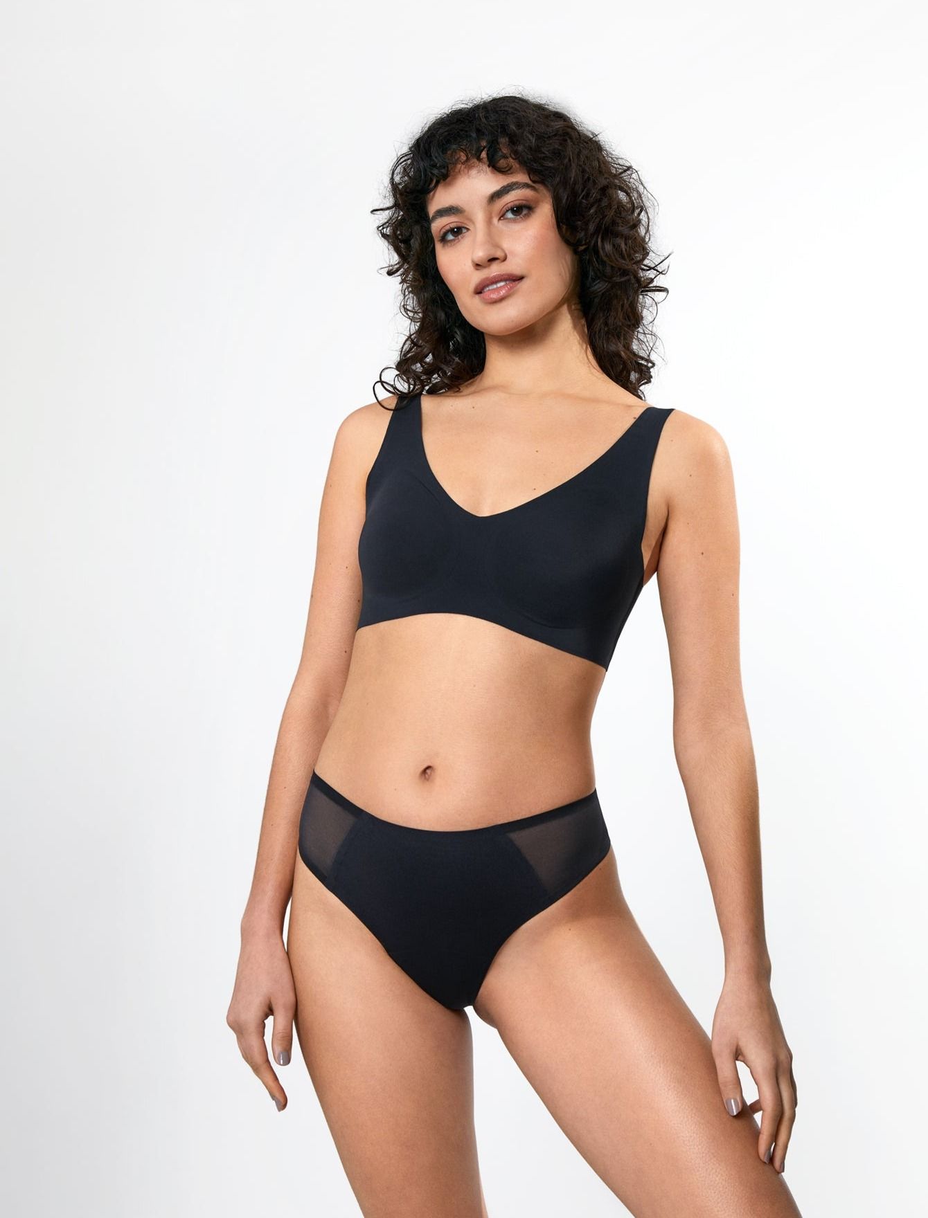 Model in Periodenunterwäsche ZORA von Femtis in Schwarz