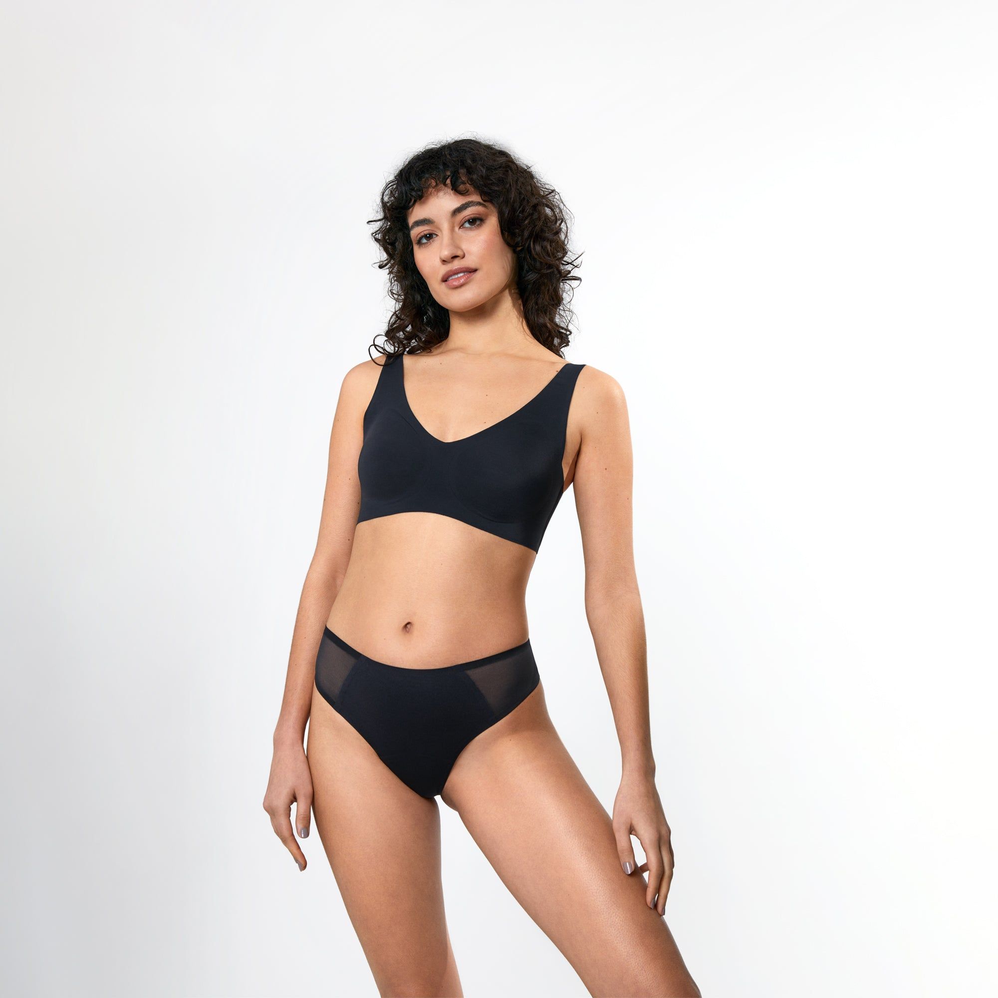 Model in Periodenunterwäsche ZORA von Femtis in Schwarz