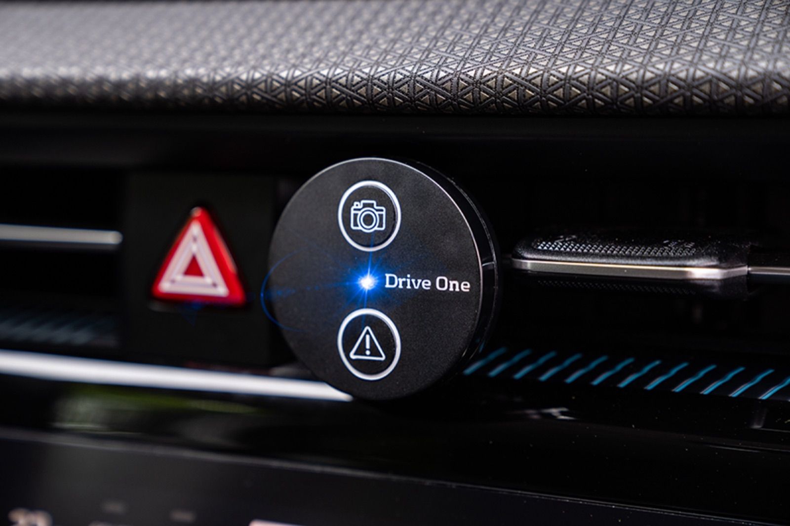 Drive One von Needit an der Lüftung im Auto