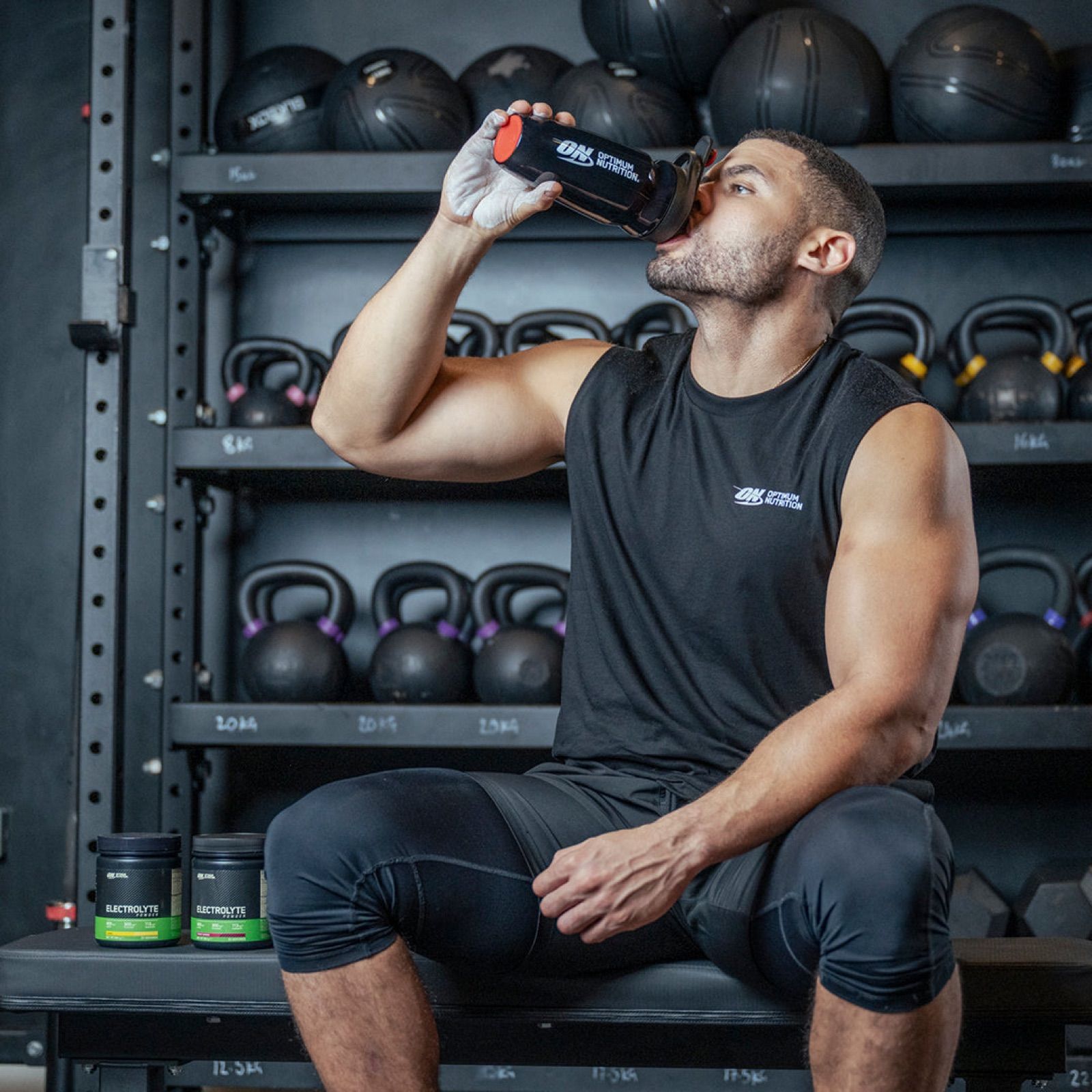 Sportler trinkt aus einem Optimum Nutrition Shaker im Gym