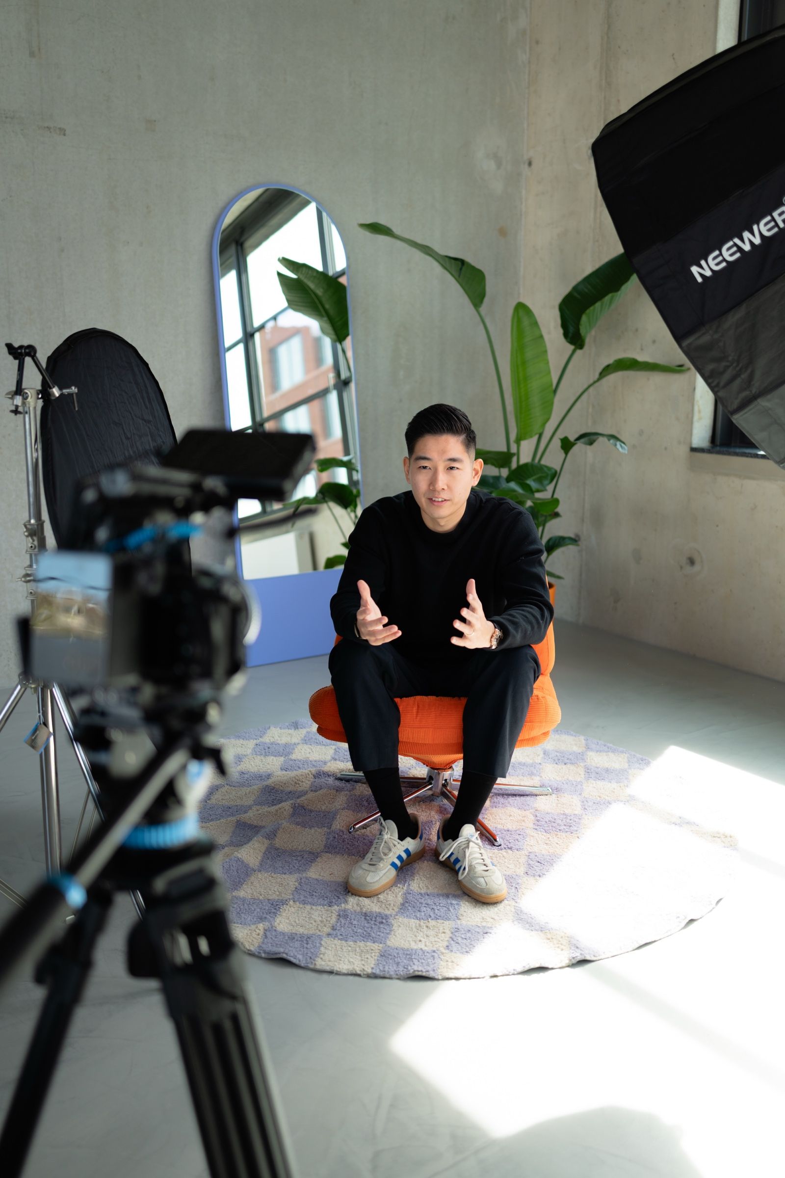 Tin Phan beim Videodreh im Studio von Freiheit Media